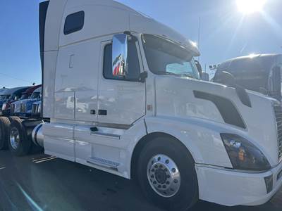 Volvo VNL64T670 Sleeper Semi Truck - 67" Raised Roof Sleeper, D13 425HP, 12 Speed I Shift Amt
