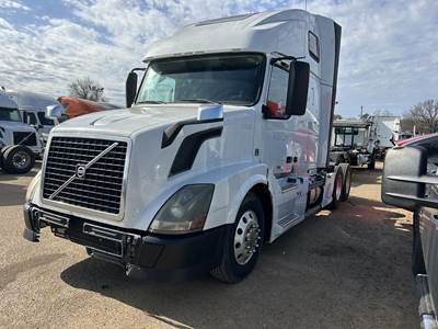 Volvo VNL64T670 Sleeper Semi Truck - 67" Raised Roof Sleeper, D13 425HP, 10 Speed Manual