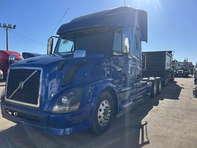 Volvo VNL64T670 Sleeper Semi Truck - 67" Raised Roof Sleeper, D13 425HP, 12 Speed I Shift Amt