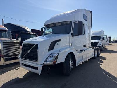 Volvo VNL64T670 Sleeper Semi Truck - 67" Raised Roof Sleeper, D13 425HP, 12 Speed I Shift Amt