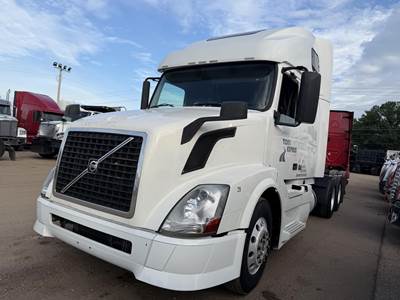 Volvo VNL64T670 Sleeper Semi Truck - 67" Raised Roof Sleeper, Cummins 400HP, 10 Speed Manual