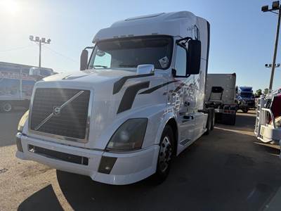 Volvo VNL64T670 Sleeper Semi Truck - 67" Raised Roof Sleeper, D13 455HP, 12 Speed I Shift Amt