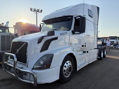 Volvo VNL64T670 Sleeper Semi Truck - 67" Raised Roof Sleeper, D13 455HP, 12 Speed I Shift Amt