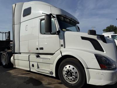 Volvo VNL64T670 Sleeper Semi Truck - 67" Raised Roof Sleeper, D13 455HP, 12 Speed I Shift Amt