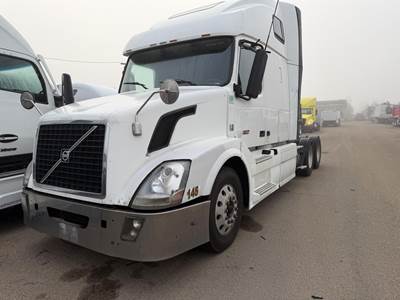 Volvo VNL64T670 Sleeper Semi Truck - 67" Raised Roof Sleeper, 475HP, 10 Speed Manual