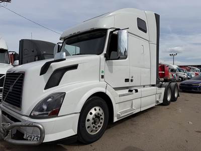 Volvo VNL64T670 Sleeper Semi Truck - 67" Raised Roof Sleeper, D13 425HP, 12 Speed I Shift Amt