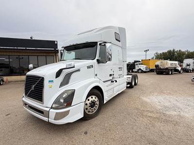 Volvo VNL64T670 Sleeper Semi Truck - 70" Raised Roof Sleeper, D13 455HP, 12 Speed I Shift Amt