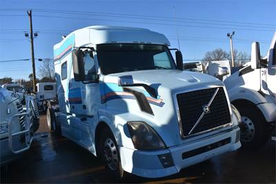 Volvo VNL64T730 Sleeper Semi Truck - 78" Mid Roof Sleeper, D13 425HP, 12 Speed I Shift Amt