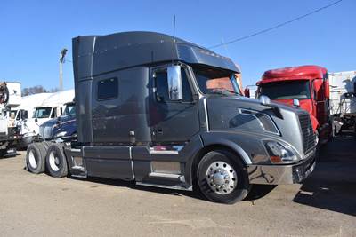Volvo VNL64T730 Sleeper Semi Truck - 78" Mid Roof Sleeper, D13 485HP, 12 Speed I Shift Amt