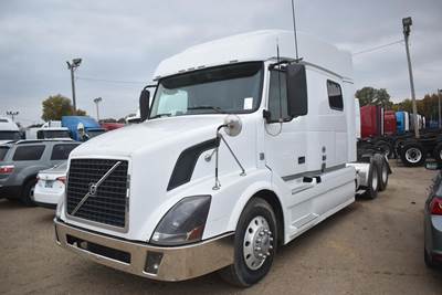 Volvo VNL64T730 Sleeper Semi Truck - 78" Mid Roof Sleeper, D13 425HP, 12 Speed I Shift Amt