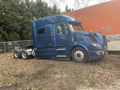 Volvo VNL64T730 Sleeper Semi Truck - 78" Mid Roof Sleeper, D13 455HP, 12 Speed I Shift Amt