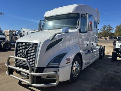Volvo VNL64T740 Sleeper Semi Truck - 74" Mid Roof Sleeper, D13 425HP, 12 Speed I Shift Amt