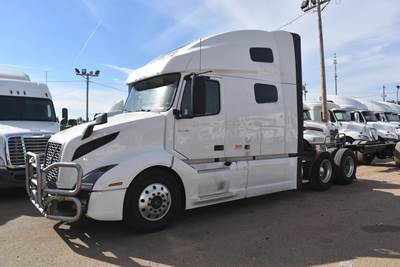 Volvo VNL64T760 Sleeper Semi Truck - 74" Mid Roof Sleeper, D13 425HP, 12 Speed I Shift Amt