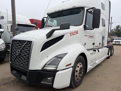 Volvo VNL64T760 Sleeper Semi Truck - 78" Raised Roof Sleeper, D13TC 425HP, 12 Speed I Shift Amt