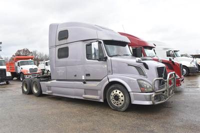 Volvo VNL64T780 Sleeper Semi Truck - 78" Raised Roof Sleeper, D13 425HP, 10 Speed Manual