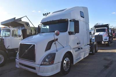 Volvo VNL64T670 Sleeper Semi Truck - 78" Raised Roof Sleeper, D13 425HP, 10 Speed Manual