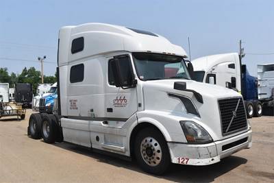 Volvo VNL64T780 Sleeper Semi Truck - 78" Raised Roof Sleeper, 425HP, 12 Speed I Shift Amt