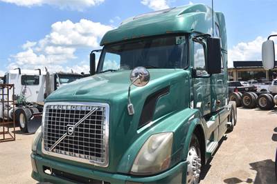 2007 Volvo VNL64T780 Sleeper Semi Truck - 78