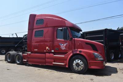 Volvo VNL64T780 Sleeper Semi Truck - 78" Raised Roof Sleeper, D12 425HP, 10 Speed Autoshift Amt