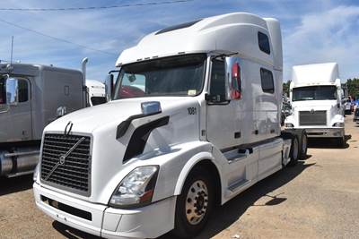 Volvo VNL64T780 Sleeper Semi Truck - 78" Mid Roof Sleeper, D13 455HP, 12 Speed I Shift Amt