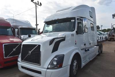 Volvo VNL64T780 Sleeper Semi Truck - 78" Mid Roof Sleeper, D13 455HP, 12 Speed I Shift Amt