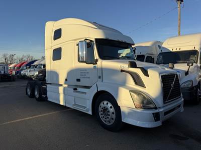 Volvo VNL64T780 Sleeper Semi Truck - 78" Raised Roof Sleeper, D13 485HP, 10 Speed Manual