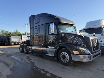 Volvo VNL64T780 Sleeper Semi Truck - 78" Mid Roof Sleeper, D13 500HP, 12 Speed I Shift Amt