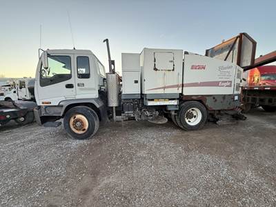 GMC T7500 Sweeper Truck - Isuzu, Automatic