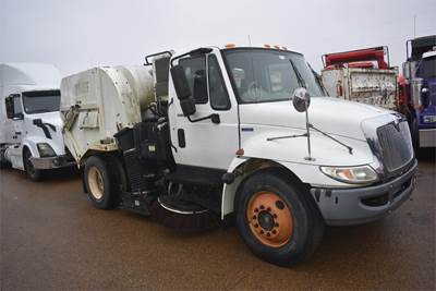 International DuraStar 4300 Sweeper Truck - 210HP, Automatic