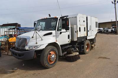 International DuraStar 4300 Sweeper Truck - 230HP, Automatic