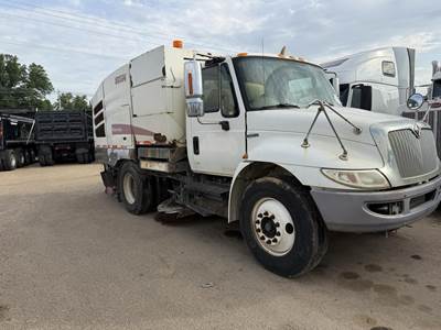 International DuraStar 4300 Sweeper Truck - 220HP, Automatic