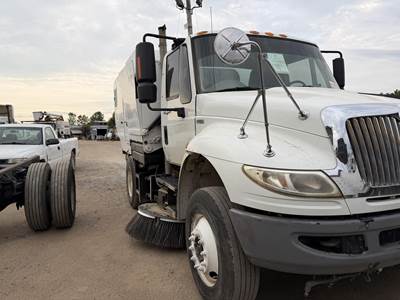 International DuraStar 4400 Sweeper Truck - 230HP, Automatic