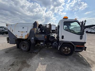 Mitsubishi Fuso FE630 Sweeper Truck - Mitsubishi, Automatic