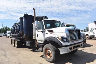 International WorkStar 7600 Tandem Axle Vacuum Truck - Caterpillar, 410HP, 10 Speed Manual