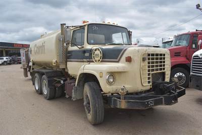 Ford L8000 3500 Gallon Water Truck - Caterpillar 250HP, 5+4 Speed Manual