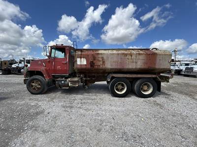 Ford 8000 4200 Gallon Water Truck - Caterpillar 240HP, 6+4 Speed Manual