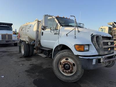 Ford F-750 2000 Gallon Water Truck - Caterpillar 230HP, 6 Speed Manual
