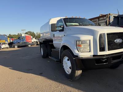 Ford F-750 XL 2000 Gallon Water Truck - 7.3L, Automatic