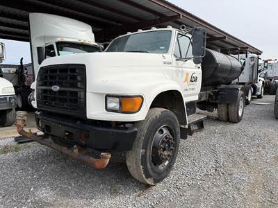 Ford F-800 2000 Gallon Water Truck - Cummins 225HP, Automatic
