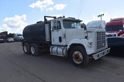 International 4370 3000 Gallon Water Truck - Cummins 350HP, 9 Speed Manual