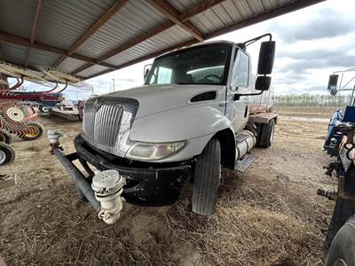 International DuraStar 4300 2000 Gallon Water Truck - 220HP, 6 Speed Manual
