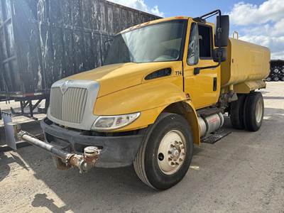 International DuraStar 4300 2000 Gallon Water Truck - 220HP, Automatic