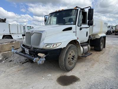 International DuraStar 4300 2000 Gallon Water Truck - 220HP, Automatic