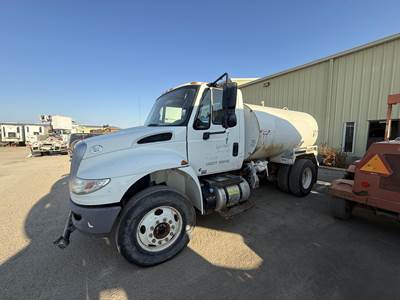 International DuraStar 4300 2000 Gallon Water Truck - Cummins 260HP, Automatic