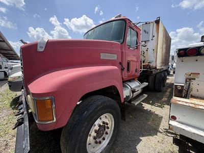 Mack CH613 4000 Gallon Water Truck - E7 350HP, 9 Speed Manual