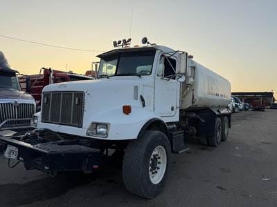 Peterbilt 330 4000 Gallon Water Truck - Caterpillar 300HP, Automatic