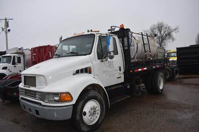 Sterling M7500 Water Truck - Caterpillar 230HP, 6 Speed Manual