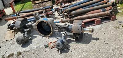 Eaton DS404 Front Axle Housing for a 2007 Peterbilt