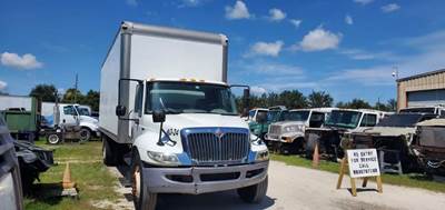 International DuraStar 4300 Liftgate