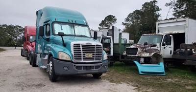 Freightliner Cascadia 125 Salvage Truck